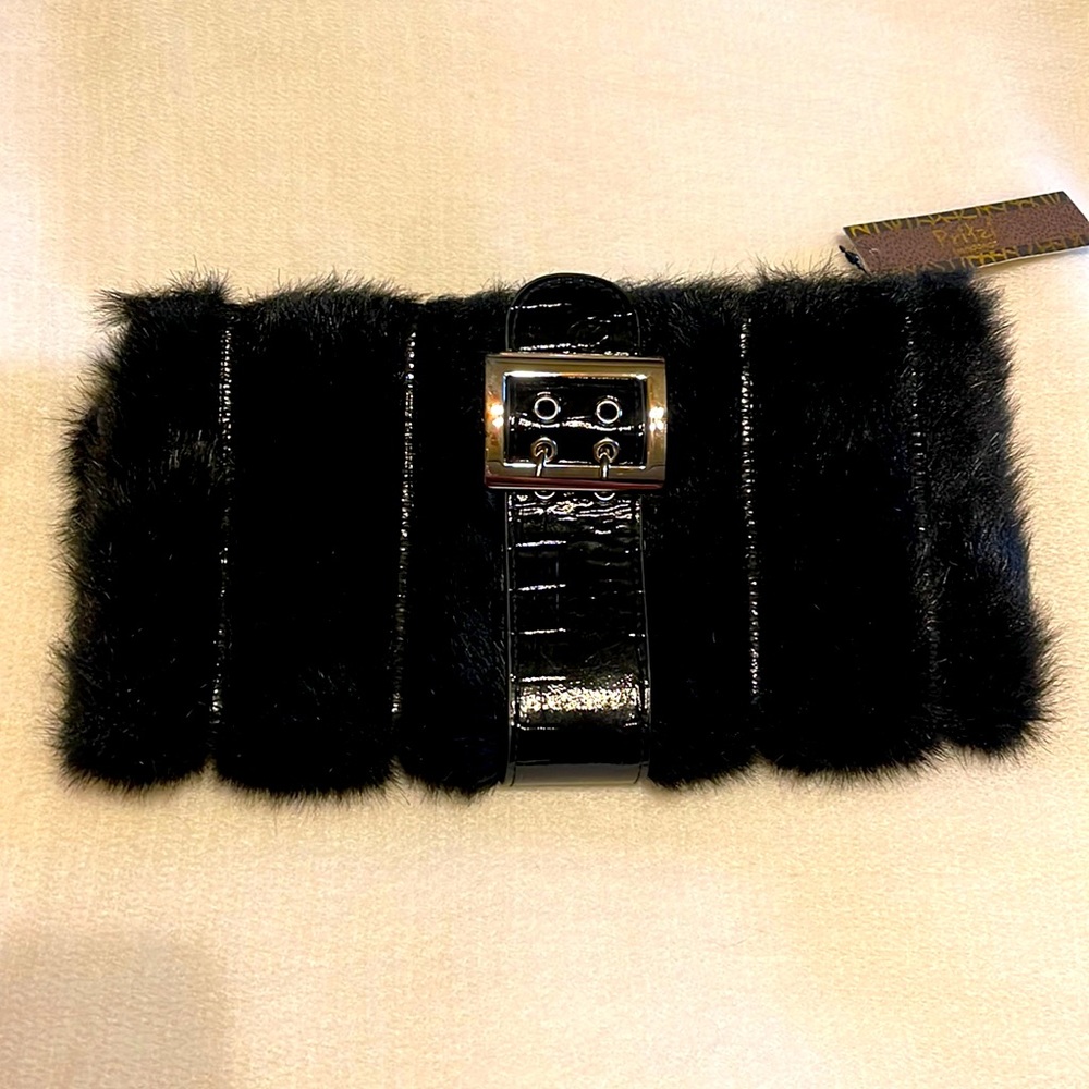 🟣 4/$25 NWT Pritzi Black Faux Fur Clutch